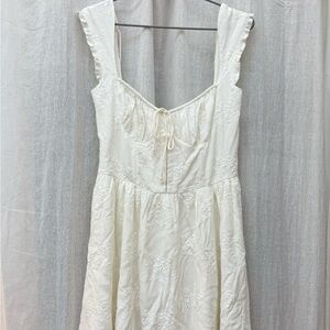 Elegant White Sleeveless Dress